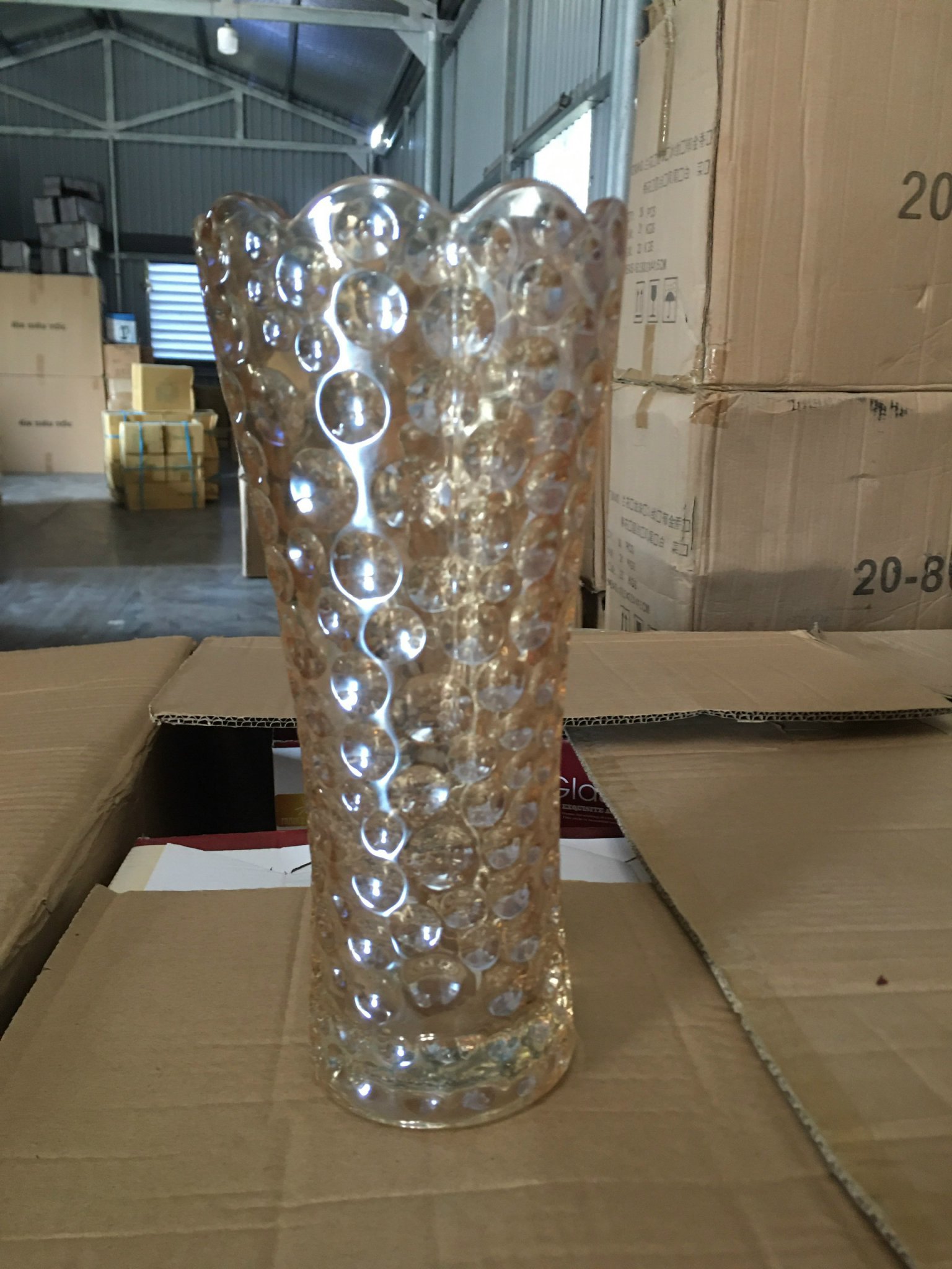 Lọ hoa thủy tinh nhũ vàng